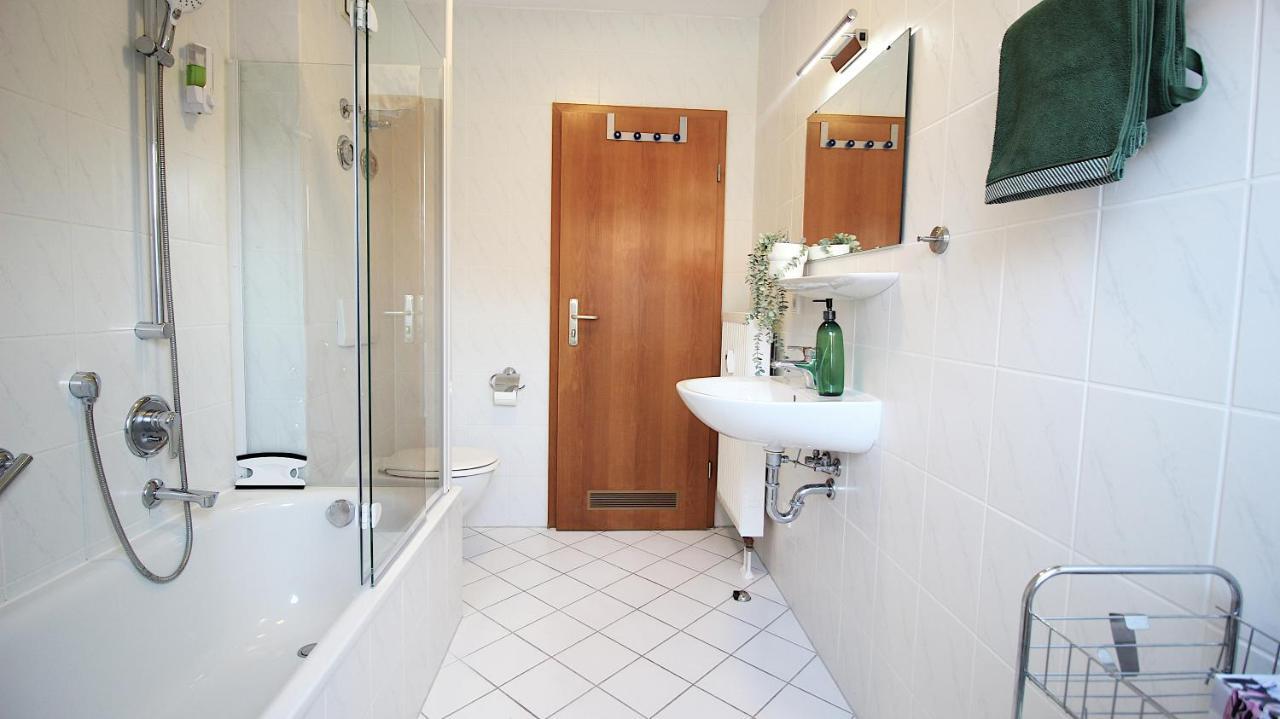 Homie Stay Zell - Apartment Mit Privatparkplatz Zell am Main Esterno foto
